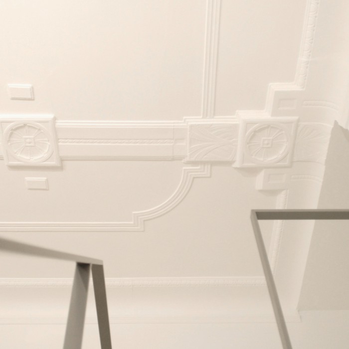 Stuckdecke und Geländerdetail