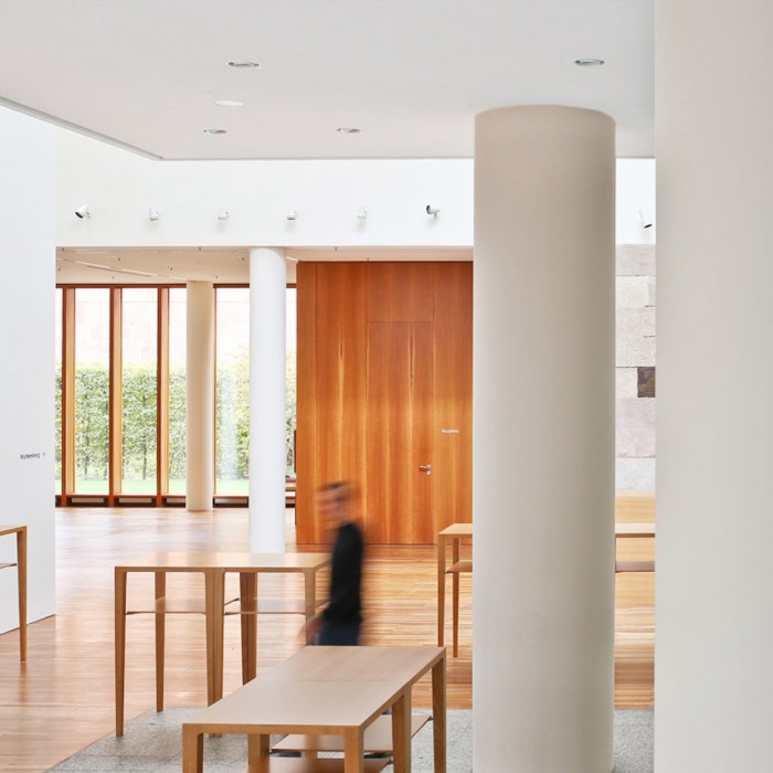 Stehtische im Foyer